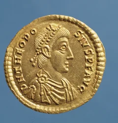 Solidus (Vorderseite) von Theodosius I. dem Großen (379-395) drapiert, gepanzert und mit einem Diadem. Inschrift: D N THEODOSIVS P F AVG